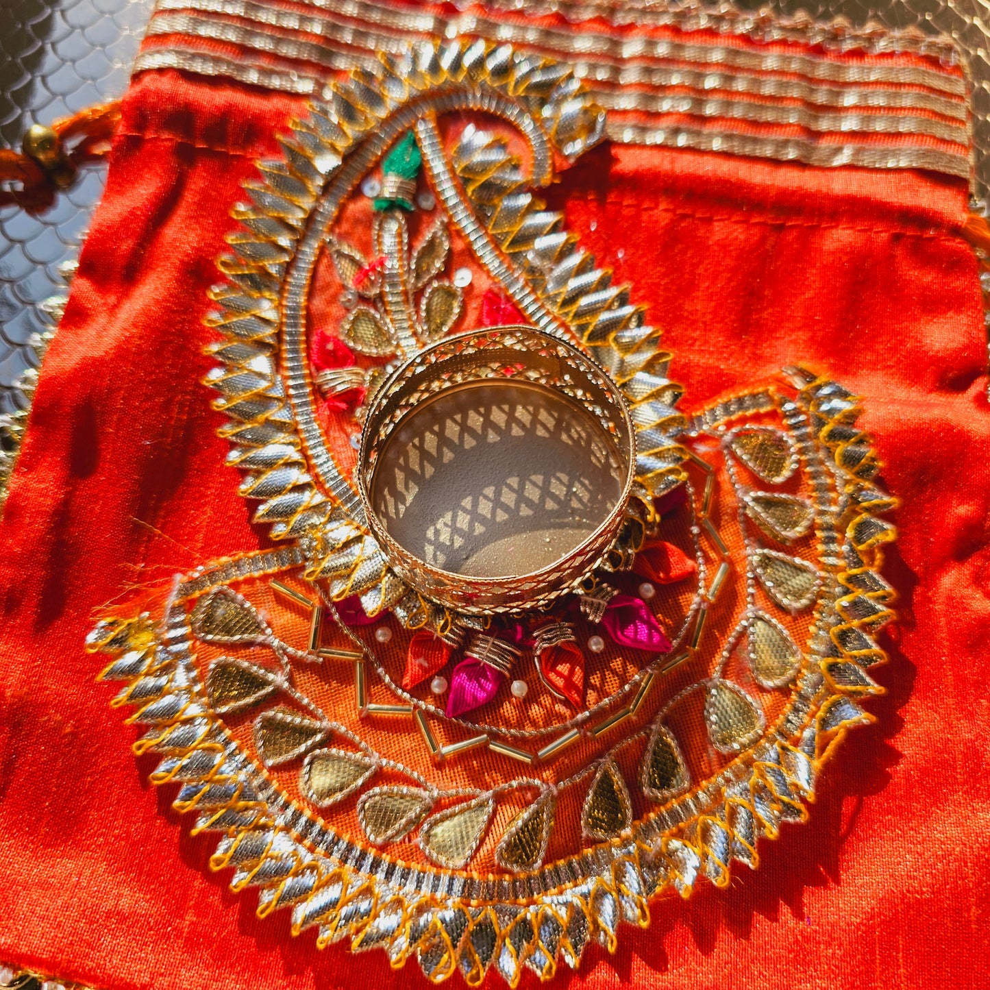 Gota Diya Holder